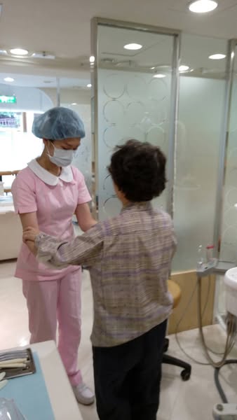 助理採倒退方式引導病患前進