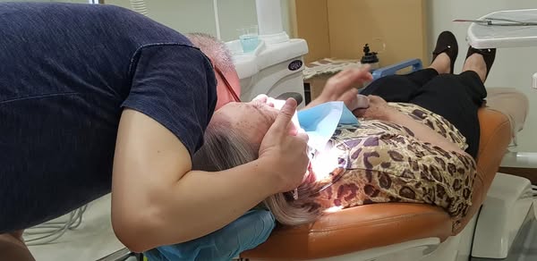 兒子貼心在母親耳邊說明治療計畫