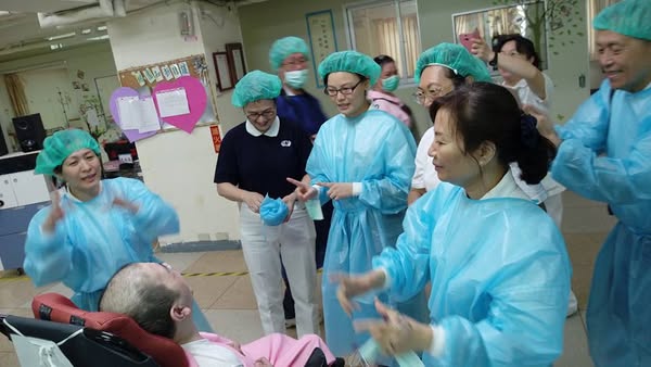 醫護志工圍在植物人前面唱 祝你幸福 歌曲