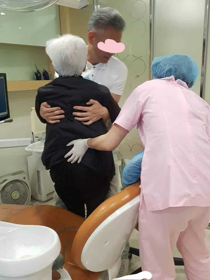 助理協助兒子確保安置過程安全