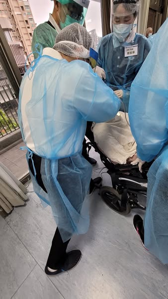 醫師必須彎曲身體遷就無法移動長照病患位置