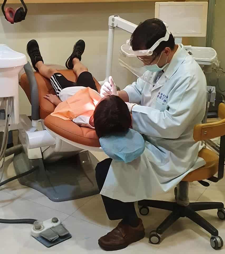 Alvin-Hsu的兒子進入換牙人生，柏登牙醫拔牙一點都不痛！1