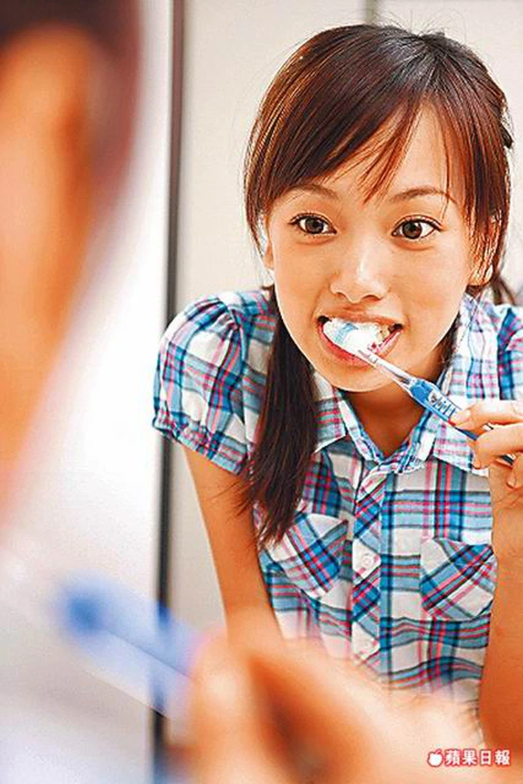 刷牙太過認真-竟致牙齦萎縮-柏登牙醫-牙齦萎縮1
