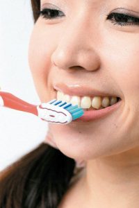 若是非病理性口臭，勤刷牙是清潔口腔的方法之一，建議應養成定期洗牙及口腔檢查的習慣。柏登牙醫診所衛教資訊